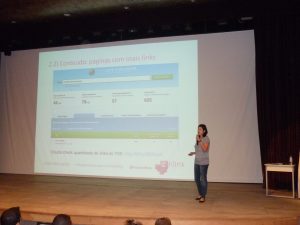 Manuela Sanches, fundadora da Enlink, palestrando sobre Planejamento Estratégico para Link Building